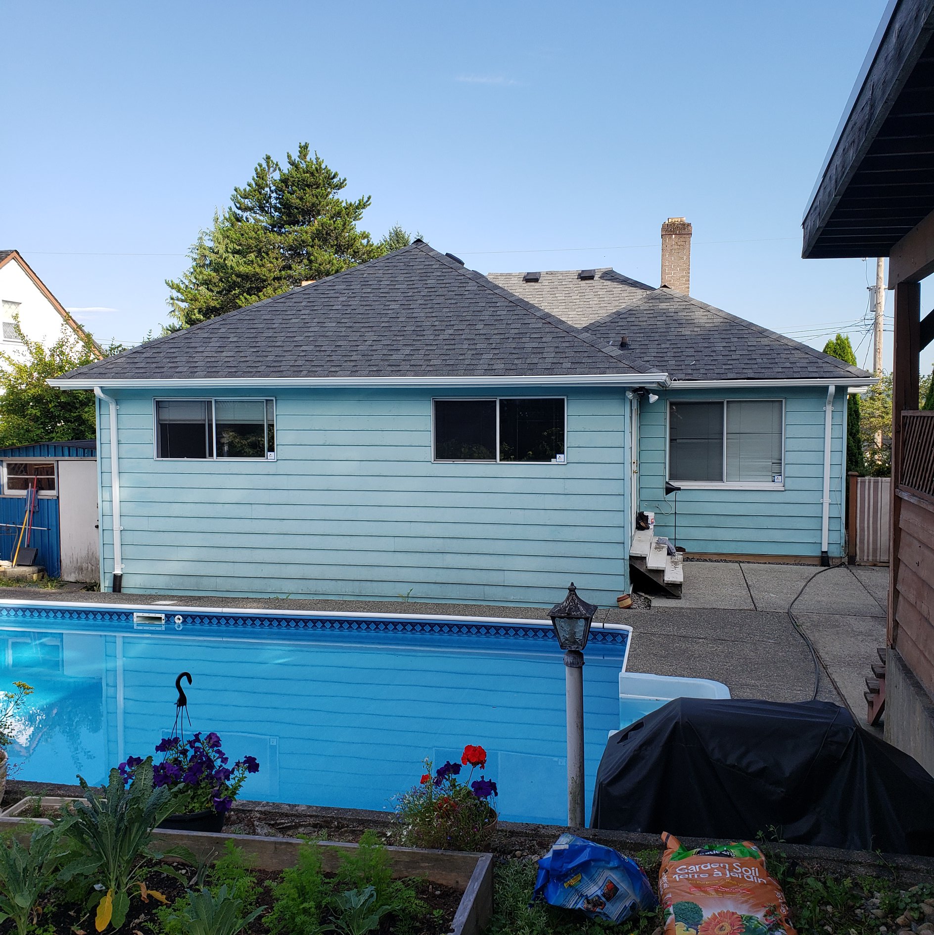 Poolside bungalow with new architectural shingles in New Westminster, BC by Roofking