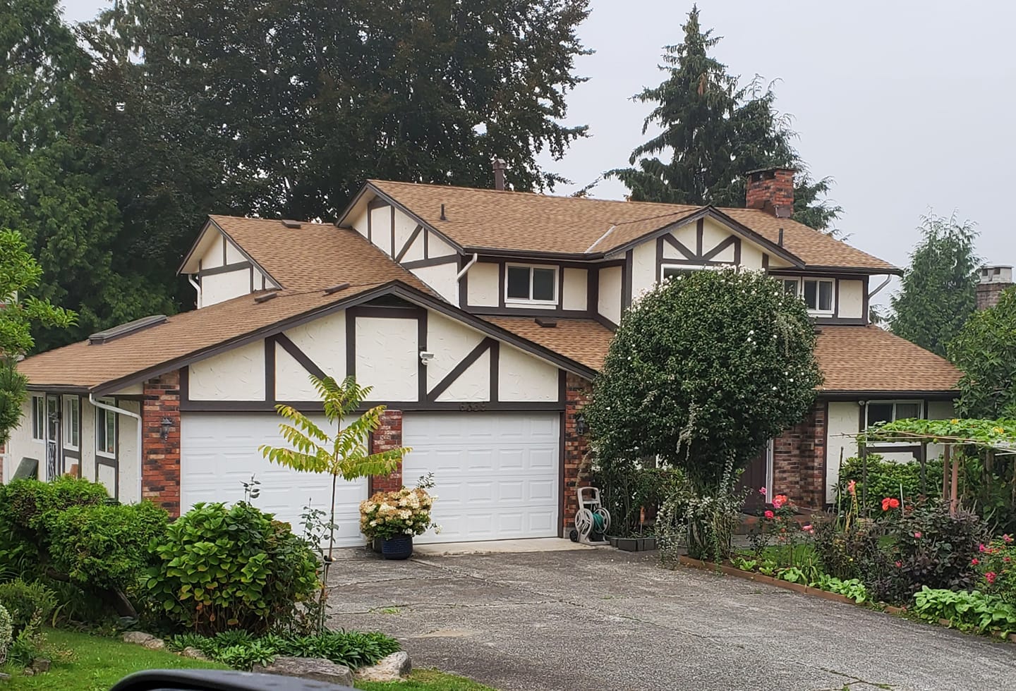 Tudor-style home with new warm-tone shingle roof in Maple Ridge, BC by Roofking
